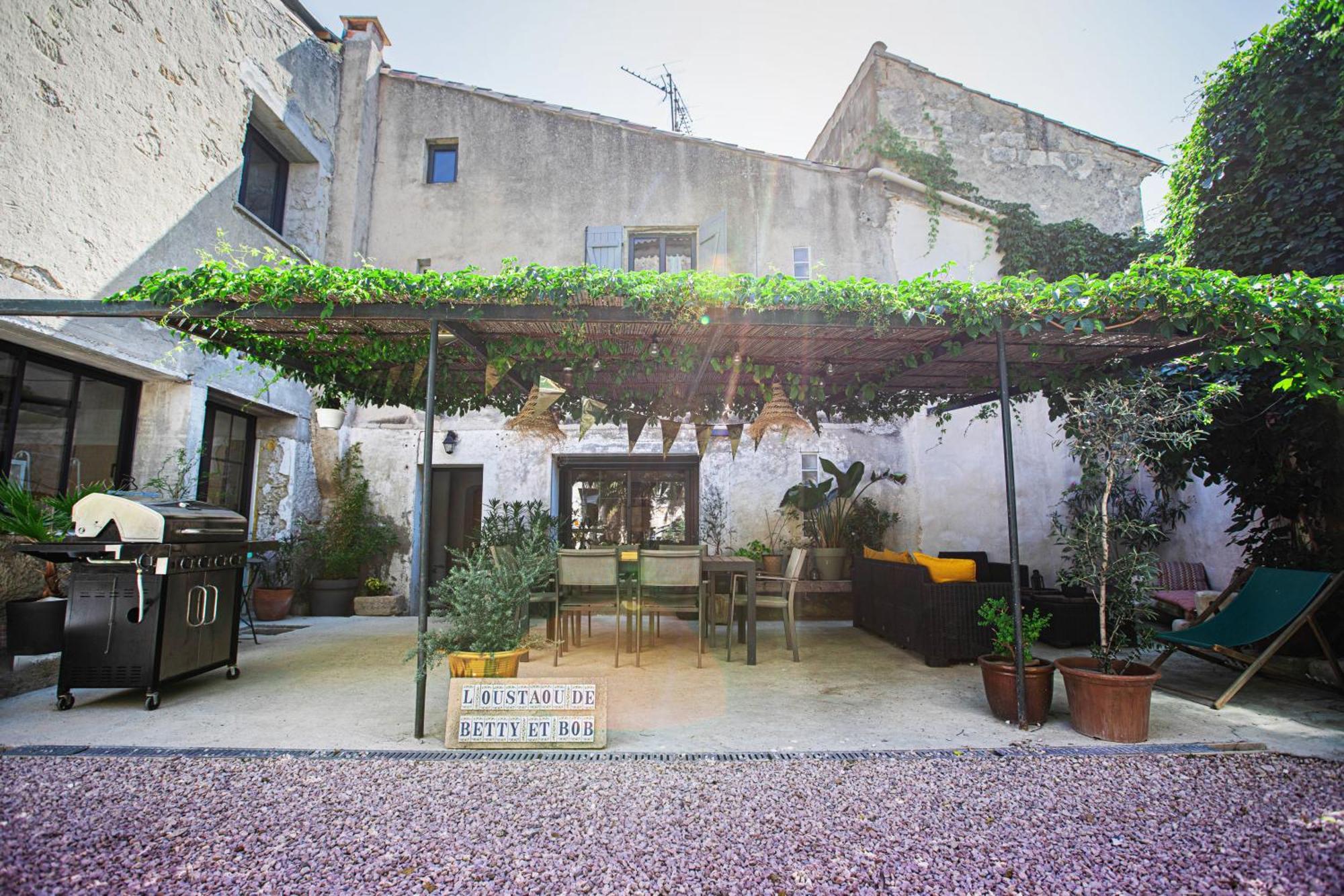 Oustaou De Betty Et Bob Bed & Breakfast Le Cailar Luaran gambar